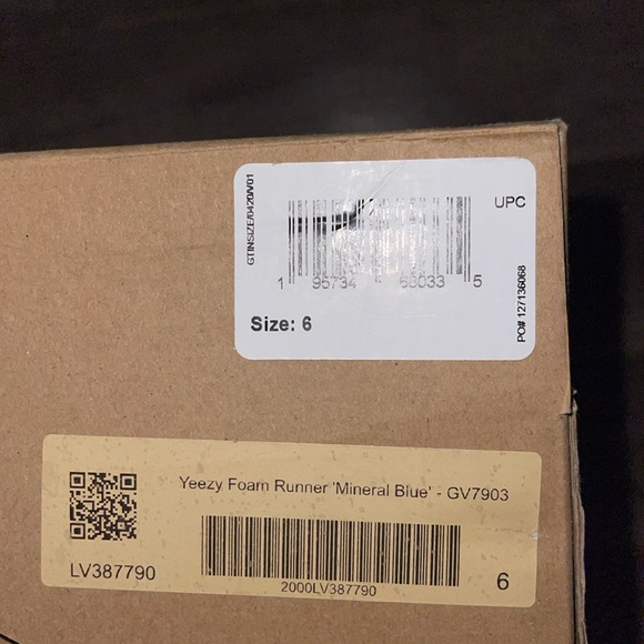 Yeezy Foamrunners - Picture 7 of 8